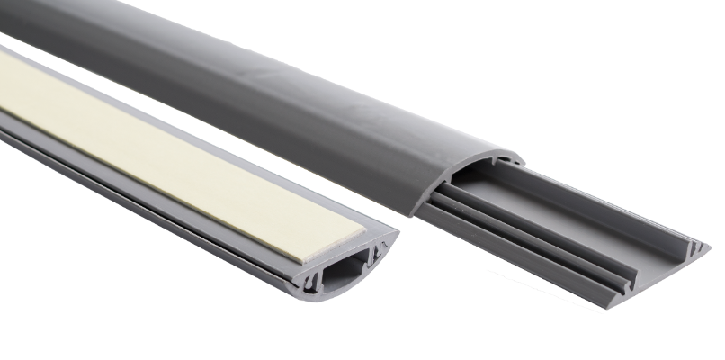 Goulotte de sol de 8 x 50 mm. Fixation adhésive.